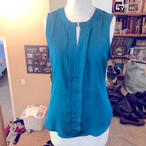 Sleeveless dress shirt